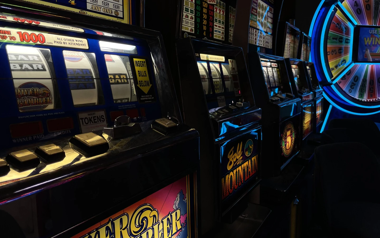 Antarmuka slot dengan simbol dan panel permainan